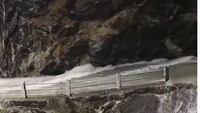 Saat baru melintasi jalanan ini pada musim panas pasti Otolovers akan melihat kecantikan dari sebuah pegunungan yang indah yang dikelilingi oleh air terjun. Foto: Pool (Youtube)