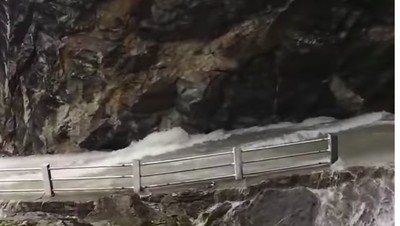 Ini Jalanan Paling Menakutkan di dunia, Melintasi Air Terjun