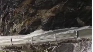 Ini Jalanan Paling Menakutkan di dunia, Melintasi Air Terjun