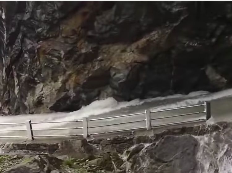 Ini Jalanan Paling Menakutkan di dunia, Melintasi Air Terjun