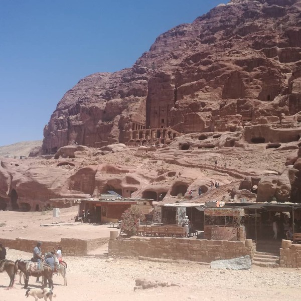 Turis-turis Eropa dan Amerika Serikat, biasanya menghabiskan waktu dua sampai empat hari untuk menjelajahi Petra. Banyak objek yang bisa dikunjungi, namun letaknya cukup berjauhan, bahkan ada yang sampai di atas bukit, dan harus dijangkau dengan menaiki seribu anak tangga. (paula_kwan/Instagram) Turis-turis Eropa dan Amerika Serikat, biasanya menghabiskan waktu dua sampai empat hari untuk menjelajahi Petra. Banyak objek yang bisa dikunjungi, namun letaknya cukup berjauhan, bahkan ada yang sampai di atas bukit, dan harus dijangkau dengan menaiki seribu anak tangga. (paula_kwan/Instagram)