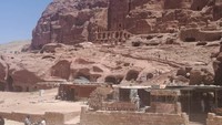Turis-turis Eropa dan Amerika Serikat, biasanya menghabiskan waktu dua sampai empat hari untuk menjelajahi Petra. Banyak objek yang bisa dikunjungi, namun letaknya cukup berjauhan, bahkan ada yang sampai di atas bukit, dan harus dijangkau dengan menaiki seribu anak tangga. (paula_kwan/Instagram)