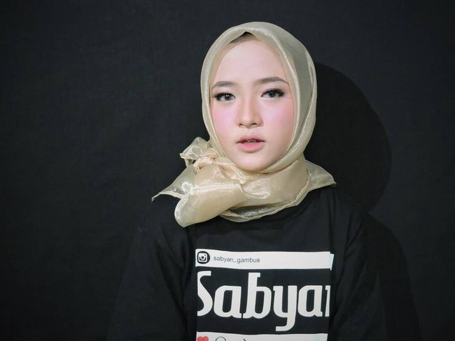 Hijab organza yang dipakai Nissa ini sempat hits di tahun 2016-2017. Nissa tak ketinggalan tren tersebut dan memakai hijab organza untuk pemotretan tim. Foto: Instagram/SabyanGambus