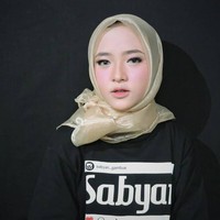 Hijab organza yang dipakai Nissa ini sempat hits di tahun 2016-2017. Nissa tak ketinggalan tren tersebut dan memakai hijab organza untuk pemotretan tim. Foto: Instagram/SabyanGambus