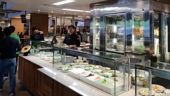 Kemudian yang terkenal adalah fasilitas untuk pegawai, dari restoran dengan makanan gratis, ruang pijat, layanan laundri, taman, lapangan voli, kolam renang dan lain sebagainya. Foto: detikINET/Fino Yurio Kristo