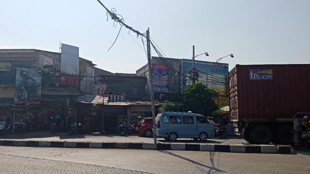 Bambu digunakan untuk memancang kabel yang melintang di jalan