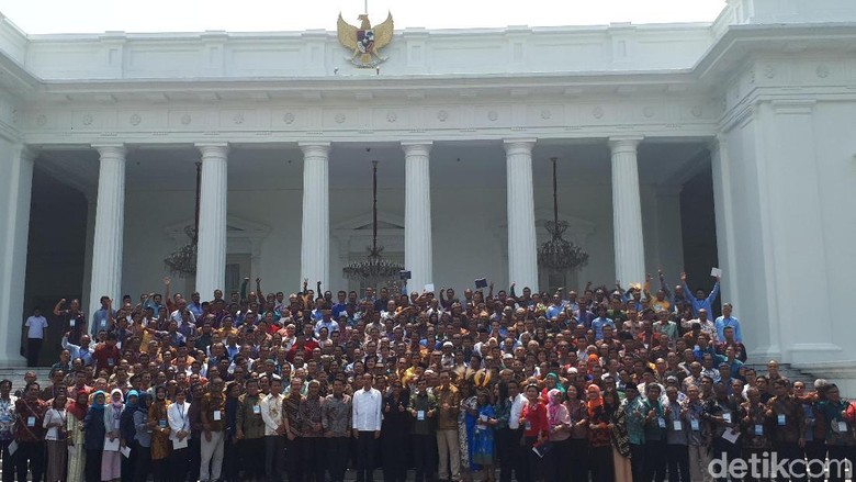 Saat Teriakan 2 Periode Terdengar di Sesi Foto Jokowi-Nelayan Saat Teriakan 2 Periode Terdengar di Sesi Foto Jokowi-Nelayan