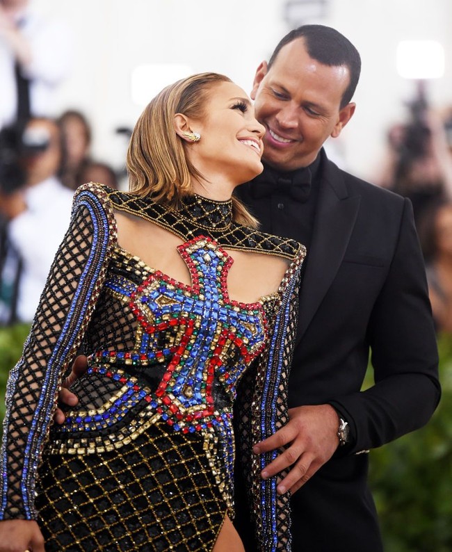 Jennifer Lopez dan kekasihnya Alex Rodriguez juga tampil mesra ketika berpose menaiki tangga. Foto: Getty Images