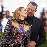 Jennifer Lopez dan kekasihnya Alex Rodriguez juga tampil mesra ketika berpose menaiki tangga. Foto: Getty Images