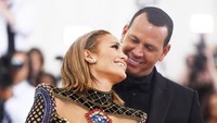 Jennifer Lopez dan Alex Rodriguez tampil bareng menghadiri Met Gala. Foto: Getty Images