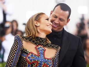 J-Lo hingga Kylie Jenner Mesra dengan Kekasih di Met Gala 2018