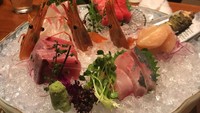 Terlihat sangat segar. Begini sajian udang dan potongan ikan yang enak dimakan dengan wasabi. Ini dinikmati oleh wanita 22 tahun ini di Tokyo, Jepang. Foto: Instagram @kevinlln