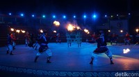 Di acara Bonfire Party (pesta api unggun) ini, traveler akan dihibur dengana aneka pertunjukan tarian. Ada juga lomba seru-seruan berhadiah yang semakin menambah seru suasana. (Wahyu/detikTravel)