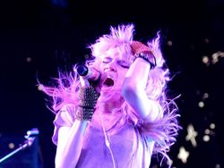 Pacar Baru Elon Musk Curi Perhatian