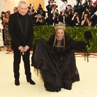 Karyanya dipakai oleh sang Queen of Pop, Madonna, Rinaldy A. Yunardi pun merasa sangat bahagia. Keinginan dan Harapanku akhirnya tercapai, karyaku dikenakan Queen @madonna seorang Diva legendari yang sangat kukagumi dan kucintai di acara bergengsi #METGALA,” tulisnya di Instagram. Foto: Dok. Reuters, Getty Images