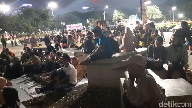 Suasana massa yang menonton film Marsinah di Taman Aspirasi