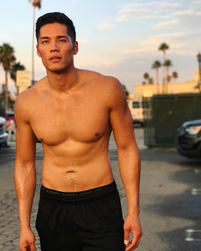 Bodyguard Kylie Jenner yang berparas ganteng ini memang mampu menyihir siapapun yang melihatnya lewat pesona dan bentuk tubuhnya yang atletis. Foto: Instagram