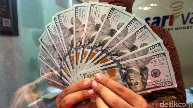 Situasi di Money Changer Saat Dolar AS Tembus Rp 14.000 Dolar Amerika Serikat (AS) terus mencatatkan penguatan. Pagi ini saja, dolar AS sudah bertengger di Rp 14.027 yang merupakan posisi tertinggi sejak awal tahun.