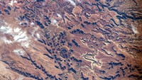 Lewat Instagram @nasa, NASA seringkali memposting foto beberapa lokasi-lokasi di Bumi dari luar angkasa. Salah satunya adalah Canyonlands National Park di Utah, AS yang disebut Is this reddish landscape on another world or right here on Earth? (Instagram/@nasa)