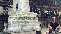 Berkunjung ke Thailand memang paling pas untuk foto-foto di kuil-kuilnya. Ini Yanis saat menikmati ke Wat Yai Chai Mongkhon. (yanismarshall/Instagram)