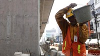 Pekerja membangun pembatas jalan di bawah jalur MRT di Jalan Panglima Polim, Jakarta, Selasa (8/5/2018).