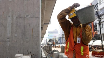 Pembangunan Pembatas Jalan di Bawah Jalur MRT