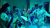 Tak hanya menikmati tarian, traveler juga akan diajak turut serta menari bersama yang lainnya. Memang seperti pesta betulan! (Wahyu/detikTravel)