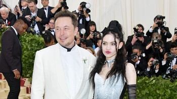 Tahun silam, Elon kemudian berpacaran dengan Grimes, penyanyi asa Kanada. Foto: GettyImages