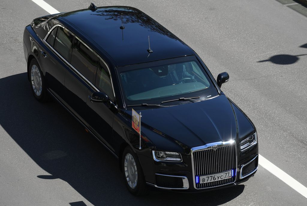 Setelah resmi dilantik kembali menjadi Presiden Rusia, Vladimir Putin kembali menarik perhatian dengan menaiki mobil Limosin terbarunya jenis 'Senate Limousine'. Mobil Senate Limousine tersebut memiliki panjang enam meter. Menggendong mesin yang dikembangkan oleh tim mekanik pabrikan mobil mewah Porsche. Mobil tersebut dikembangkan sejak 2013, dan menelan dana hingga 12,4 miliar rubel, atau sekitar Rp2,7 triliun. Sputnik/Sergei Savostyanov/Pool via REUTERS