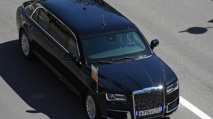 Setelah resmi dilantik kembali menjadi Presiden Rusia, Vladimir Putin kembali menarik perhatian dengan menaiki mobil Limosin terbarunya jenis 'Senate Limousine'. Mobil Senate Limousine tersebut memiliki panjang enam meter. Menggendong mesin yang dikembangkan oleh tim mekanik pabrikan mobil mewah Porsche. Mobil tersebut dikembangkan sejak 2013, dan menelan dana hingga 12,4 miliar rubel, atau sekitar Rp2,7 triliun. Sputnik/Sergei Savostyanov/Pool via REUTERS