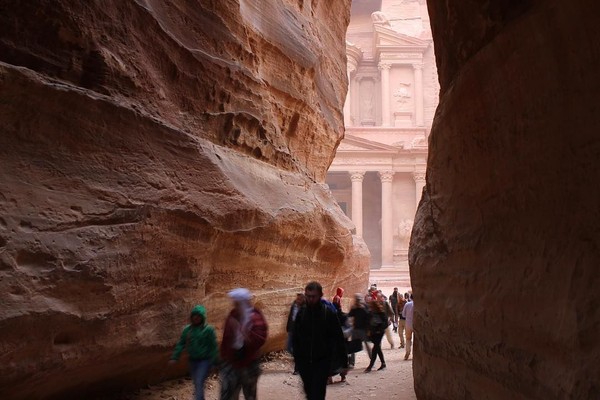 Usai melewati Siq, kita akan langsung bertemu dengan Treasury, ikon utama dari komplek Petra yang kerap menghiasi berbagai foto wisata. Tempat yang diberi nama Al Khazneh tersebut dipahat dari bukit utama dan sengaja dibangun untuk makam atau kuil. Bangunan eksotis tersebut memiliki tinggi 76 meter dan terdiri atas 6 pilar di bawah dan enam pilar di atas. (dai_dolino8/Instagram) Usai melewati Siq, kita akan langsung bertemu dengan Treasury, ikon utama dari komplek Petra yang kerap menghiasi berbagai foto wisata. Tempat yang diberi nama Al Khazneh tersebut dipahat dari bukit utama dan sengaja dibangun untuk makam atau kuil. Bangunan eksotis tersebut memiliki tinggi 76 meter dan terdiri atas 6 pilar di bawah dan enam pilar di atas. (dai_dolino8/Instagram)