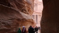 Usai melewati Siq, kita akan langsung bertemu dengan Treasury, ikon utama dari komplek Petra yang kerap menghiasi berbagai foto wisata. Tempat yang diberi nama Al Khazneh tersebut dipahat dari bukit utama dan sengaja dibangun untuk makam atau kuil. Bangunan eksotis tersebut memiliki tinggi 76 meter dan terdiri atas 6 pilar di bawah dan enam pilar di atas. (dai_dolino8/Instagram)