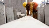 Beton-beton pembatas siap dipasang di jalur-jalur tersebut.