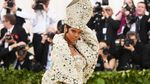 Kemeriahan Met Gala 2018, Senyum Manis Leona Agustine