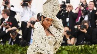 Rihanna menjadi salah satu bintang yang mencuri perhatian lewat penampilannya di acara Met Gala 2018. Foto: Dok. Reuters, Getty Images