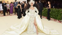 Dengan baju bewarna krem, Cardi B tampil seksi dengan gaun yang memamerkan bagian dadanya. Foto: Getty Images