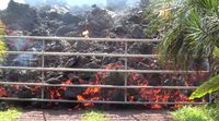 Lava bergerak menuju penghalang logam di Puna, Hawaii, Minggu (6/5/2018)