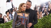 Jennifer Lopez pun mengandeng Alex Rodriguez. Foto: Dok. Instagram/enews