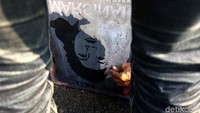 Marsinah adalah buruh di pabrik arloji PT Catur Putera Surya (CPS) itu. Dia memimpin unjuk rasa, menuntut perusahaan menaikkan upah seperti surat edaran Gubernur Jawa Timur kala itu. Tapi belasan rekannya yang berunjuk rasa kemudian malah ditangkap aparat Kodim Sidoarjo. Marsinah yang datang membesuk, kemudian menghilang, dan baru ditemukan pada 8 Mei dalam kondisi tak bernyawa.