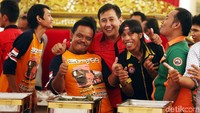 Mereka sempat pose bersama di dalam istana.