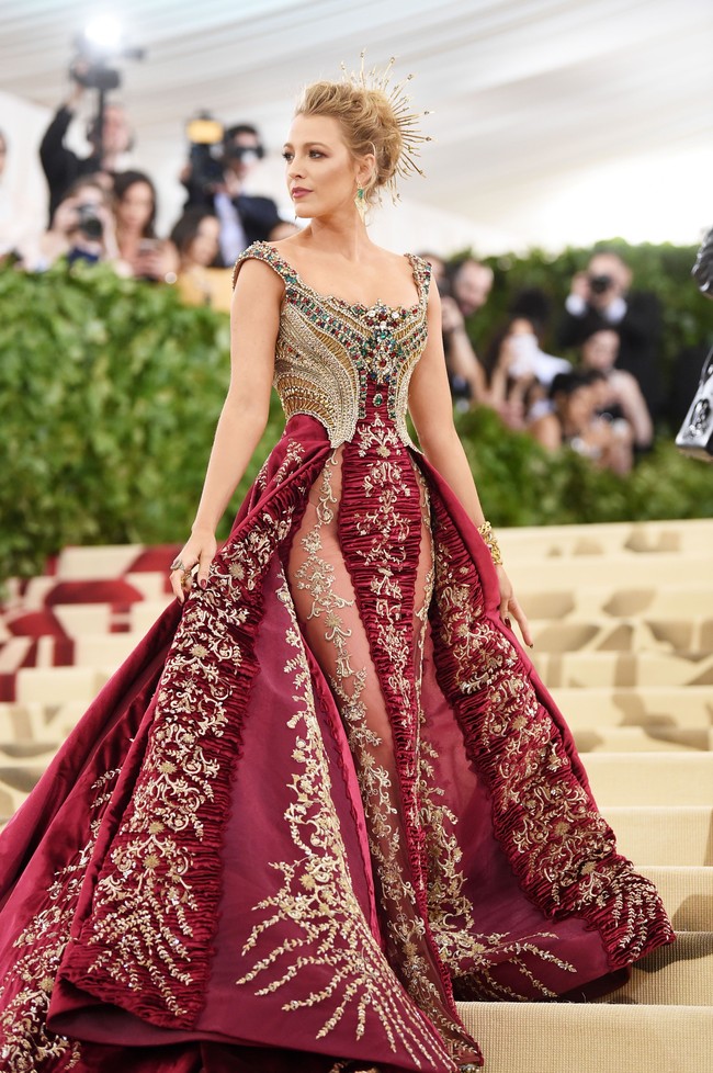 Blake Lively adalah seorang ratu yang memakai gaun yang sangat glamor tertutup embroidery emas dan beads. Penampilan ini semakin sempurna dengan perhiasan dari Lorraine Schwartz, termasuk 100 berlian di bagian headpiece. Blake Lively juga memakai sepatu dari Christian Louboutin yang dirancang khusus untuknya. Foto: Getty Images