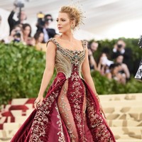 Blake Lively adalah seorang ratu yang memakai gaun yang sangat glamor tertutup embroidery emas dan beads. Penampilan ini semakin sempurna dengan perhiasan dari Lorraine Schwartz, termasuk 100 berlian di bagian headpiece. Blake Lively juga memakai sepatu dari Christian Louboutin yang dirancang khusus untuknya. Foto: Getty Images