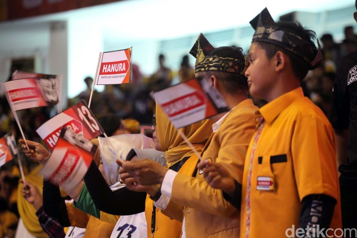 Partai Hanura menggelar Rakernas di Gedung Gelanggang Remaja Pekanbaru. Acara ini dihadiri ribuan simpatisan Hanura.