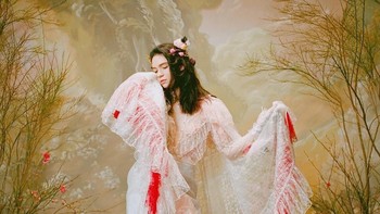 Grimes juga cukup sering menjadi model bagi sejumlah brand di bidang fashion. (Foto: Instagram)