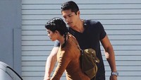 Kylie Jenner merupakan salah satu artis yang memiliki bodyguard. Di antara bodyguard Kylie, Tim Chung ternyata tampil menonjol dan berhasil mencuri perhatian publik karena wajah tampan dan otot kekarnya. (Foto: Instagram/timmm.c)