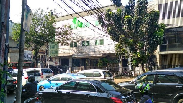 Kabel Turun ke Jalan, Lalin di Kebayoran Baru Terganggu