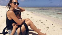 Jun juga membagikan kegiatan di pantai bersama anaknya. (liveglenwood/Instagram)