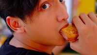 Memiliki kepribadian yang humoris, Ge sering berpose imut bersama makanan. Ini posenya ketika memakan es krim sandwich. Foto: Instagram @gepamungkas
