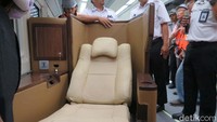 Bagian bawah kursi tersebut juga diluruskan dengan tombol otomatis. Sehingga penumpang bisa tidur dengan nyenyak.