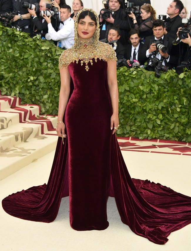 Saat tampil di Met Gala, Priyanka Chopra mengenakan gaun indah berwarna merah marun dengan tudung emas rancangan Ralph Lauren. Dia mengaku busananya sangat indah namun korset di baliknya membuatnya sulit bernapas. “Saya merasa seperti itu mengubah tulang rusuk saya. Sangat sulit untuk duduk saat makan malam dan saya jelas tidak bisa makan terlalu banyak pada malam itu,” ungkapnya. Foto: Neilson Barnard/Getty Images